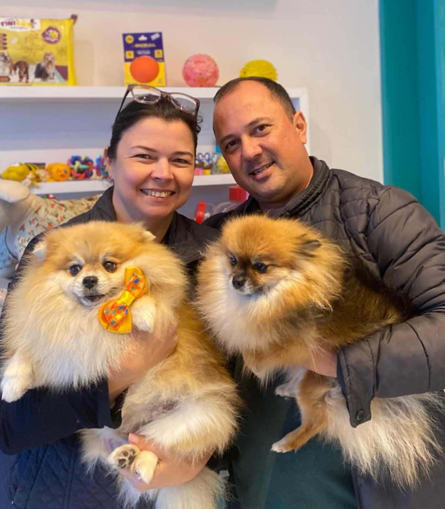 Casal de clientes com dois spitz alemães no Pet Mais+